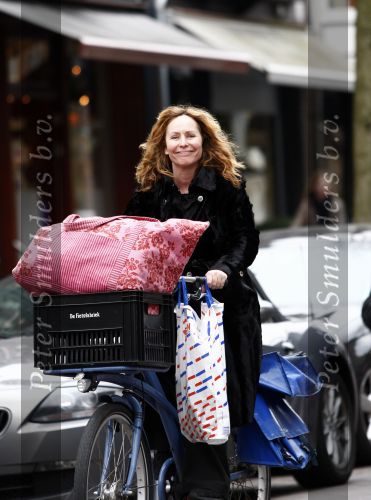 Amsterdam 4 aspril 2009
Angela Groothuizen met fiets vol boodschappen op de cornelis schuytstraat. Angela steekt haar tong uit.
Peter Smulders bv