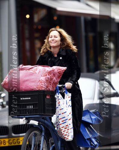 Amsterdam 4 aspril 2009
Angela Groothuizen met fiets vol boodschappen op de cornelis schuytstraat. Angela steekt haar tong uit.
Peter Smulders bv