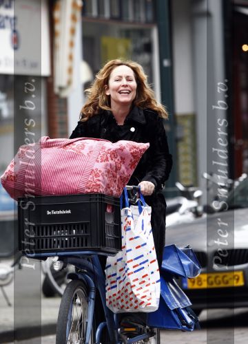 Amsterdam 4 aspril 2009
Angela Groothuizen met fiets vol boodschappen op de cornelis schuytstraat. Angela steekt haar tong uit.
Peter Smulders bv
