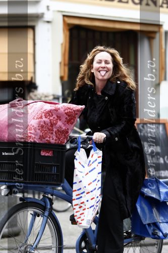 Amsterdam 4 aspril 2009
Angela Groothuizen met fiets vol boodschappen op de cornelis schuytstraat. Angela steekt haar tong uit.
Peter Smulders bv