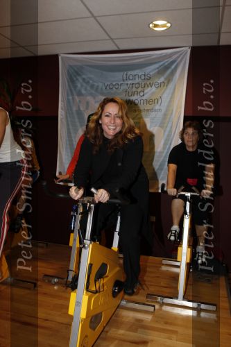 Amsterdam 10 december 2007
Angela Groothuizen fietsen voor het goede doel Mamacash.