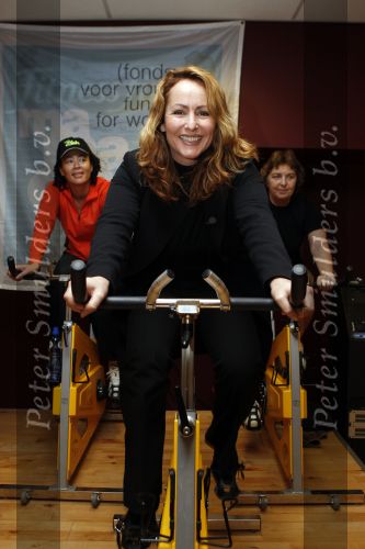 Amsterdam 10 december 2007
Angela Groothuizen fietsen voor het goede doel Mamacash.