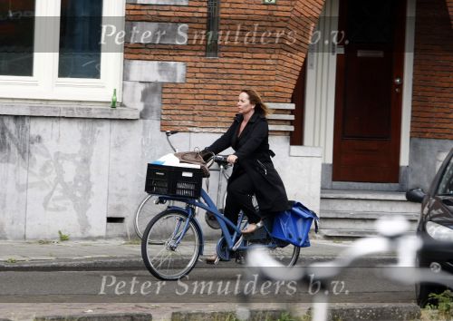 Amsterdam 11 juni 2008
Angela Groothuizen op de fiets in Amsterdam.