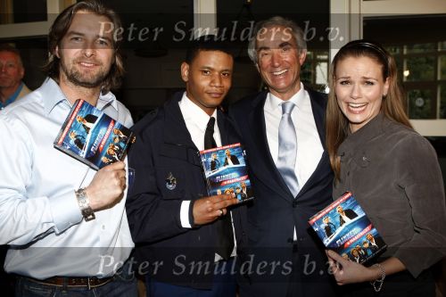 Bussum 20 maart 2008
Presentatie dvd flikken in hotel jan Tabak. Gerd Leers reikt de eerste dvd uit aan Victor Reinier Angela Schijf en Sergio Romero.
Peter Smulders bv