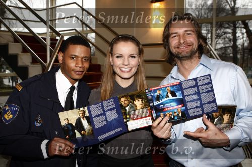 Bussum 20 maart 2008
Presentatie dvd flikken in hotel jan Tabak. Gerd Leers reikt de eerste dvd uit aan Victor Reinier Angela Schijf en Sergio Romero.
Peter Smulders bv