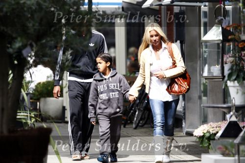 Amsterdam 13 augustus 2008
Angela v Hulten met Justin Kluivert op de cornelis schuytstraat.