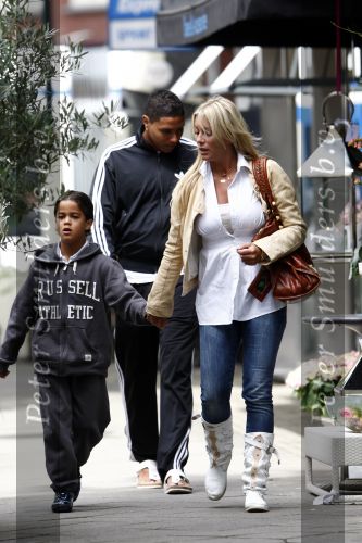 Amsterdam 13 augustus 2008
Angela v Hulten met Justin Kluivert op de cornelis schuytstraat.