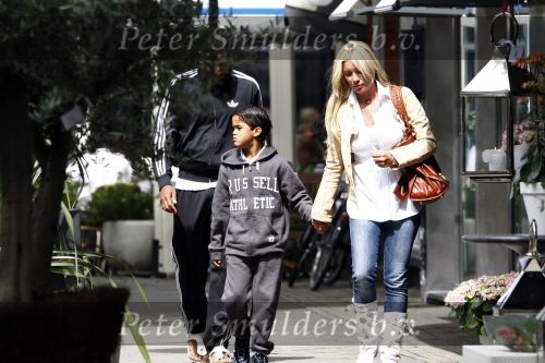 Amsterdam 13 augustus 2008
Angela v Hulten met Justin Kluivert op de cornelis schuytstraat.