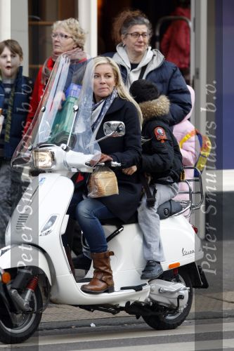 Amsterdam 15 januari 2009
Angela Kluivert met Justin op de vespa scooter
Peter Smulders bv