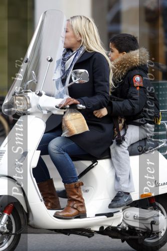 Amsterdam 15 januari 2009
Angela Kluivert met Justin op de vespa scooter
Peter Smulders bv