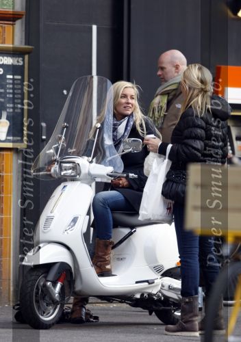 Amsterdam 15 januari 2009
Angela Kluivert met Justin op de vespa scooter
Peter Smulders bv