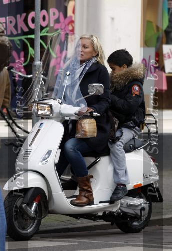 Amsterdam 15 januari 2009
Angela Kluivert met Justin op de vespa scooter
Peter Smulders bv