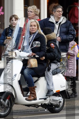 Amsterdam 15 januari 2009
Angela Kluivert met Justin op de vespa scooter
Peter Smulders bv
