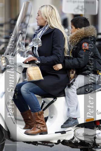 Amsterdam 15 januari 2009
Angela Kluivert met Justin op de vespa scooter
Peter Smulders bv
