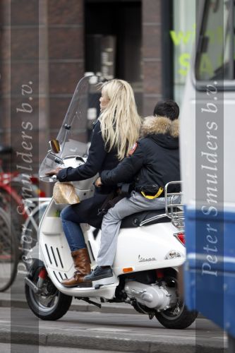 Amsterdam 15 januari 2009
Angela Kluivert met Justin op de vespa scooter
Peter Smulders bv