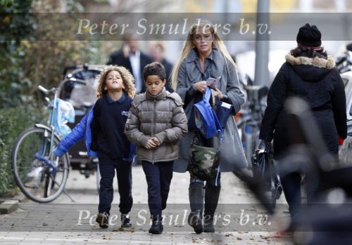 Amsterdam 22 november 2007
Angela v Hulten met haar zoontjes Ruben en justin Kluivert.