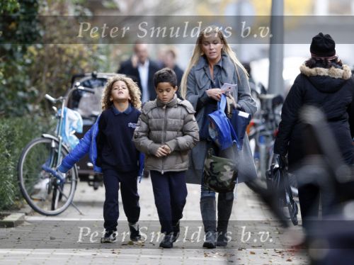Amsterdam 22 november 2007
Angela v Hulten met haar zoontjes Ruben en justin Kluivert.