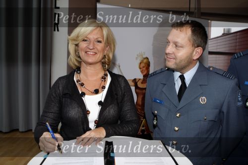 Rotterdam 19 november 2007
Lee Towers en Anita Meyer gaan tour maken met koninklijke landmacht kapel. De show gaat hollywood heten.