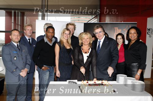 Rotterdam 19 november 2007
Lee Towers en Anita Meyer gaan tour maken met koninklijke landmacht kapel. De show gaat hollywood heten.