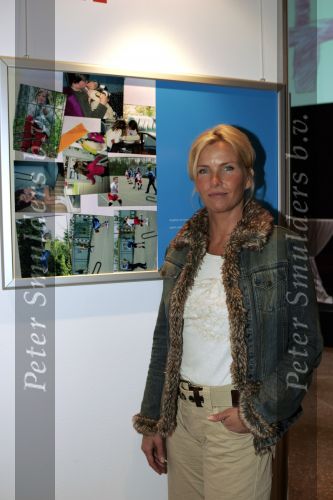 Amsterdam 5  juni 2004
Presentatie boek rode kruis en canon.
Anita Witzier