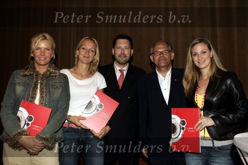Amsterdam 5  juni 2004
Presentatie boek rode kruis en canon.
Anita Witzier met Fabienne de Vries Floortje Dessing Jan Post en Direkteur Canon