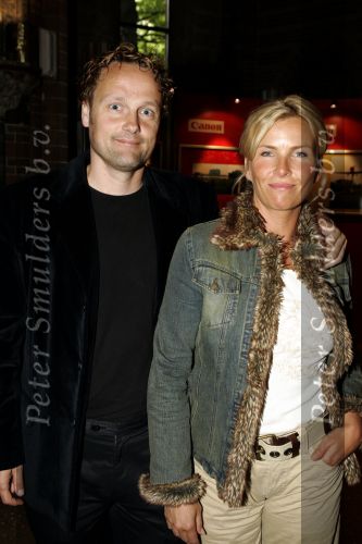 Amsterdam 5  juni 2004
Presentatie boek rode kruis en canon.
Anita Witzier met vriend