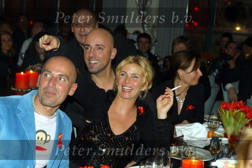 Amsterdam 19 december 2003
Orange Babies feest in Panama te Amsterdam.
Anita Witzier met sigaret. Peter Smulders bv