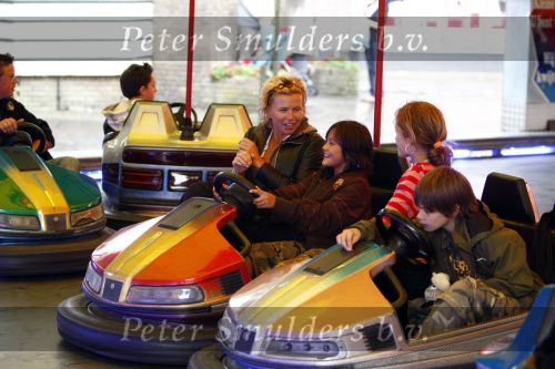 Blaricum   20 augustus 2008
Anita Witzier met dochter en zoon en vriendjes op de kermis in Blaricum.