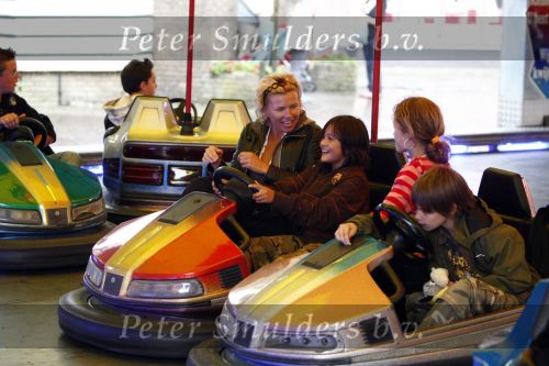 Blaricum   20 augustus 2008
Anita Witzier met dochter en zoon en vriendjes op de kermis in Blaricum.