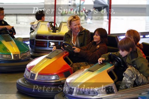 Blaricum   20 augustus 2008
Anita Witzier met dochter en zoon en vriendjes op de kermis in Blaricum.