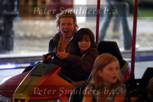 Blaricum   20 augustus 2008
Anita Witzier met dochter en zoon en vriendjes op de kermis in Blaricum.