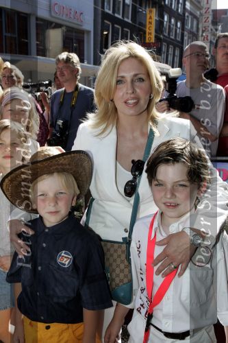Amsterdam 10 juli 2005
Premiere Zoop in Tuschinski.
Anita v d Hoeven met kinderen