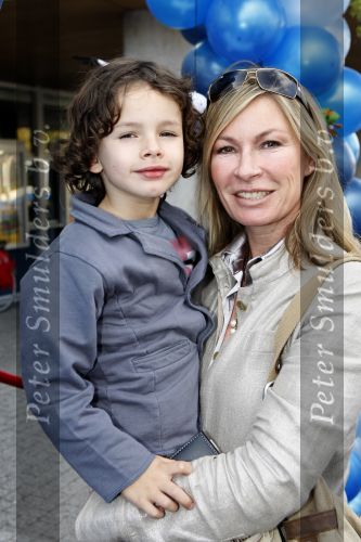 Amsterdam 7 oktober 2007
Premiere Matroos in de doos in de meervaart. Annemieke Verdoorn met zoontje James