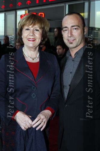 Rotterdam 16 december 2007
premiere Evita in het nieuwe Luxor theater. Annewil Blankers met zoon