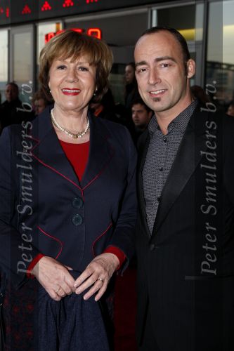 Rotterdam 16 december 2007
premiere Evita in het nieuwe Luxor theater. Annewil Blankers met zoon