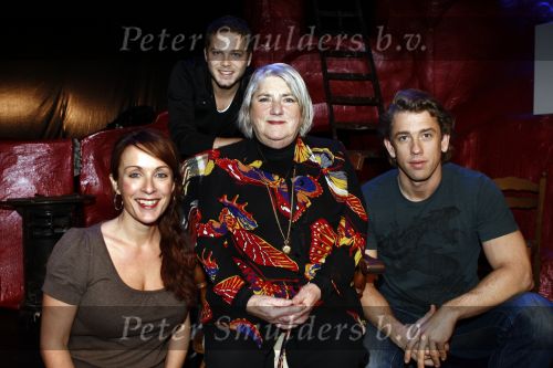 Utrecht 12 januari 2009
presentatie the beauty queen of Leenane met Nelly Fryda Annick Boer Teun Luijkx en Waldemar Torenstra.
Peter Smulders bv