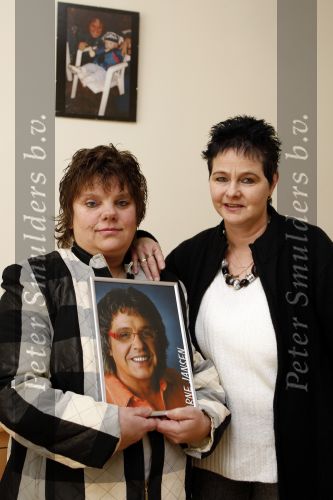 Steenwijk 1 februari 2008
Super fans va n Arne Jansen Willemien ten Wolde (l) en Annie Schepers.