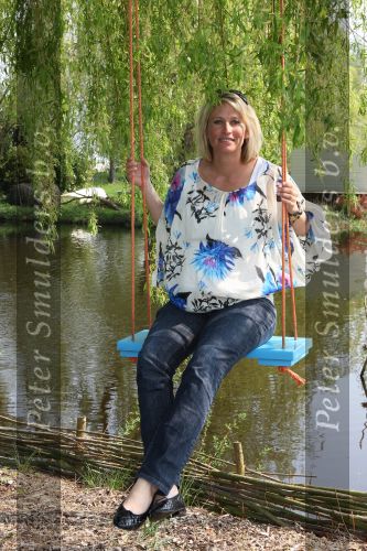 Molenaarsgraaf, 15 April 2009
Nieuw Lifestyle Magazine LIEF
Anouk Smulders zwanger op de schommel moet over een maand bevallen
Foto Peter Smulders BV
