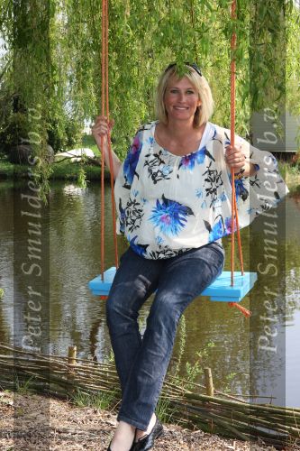 Molenaarsgraaf, 15 April 2009
Nieuw Lifestyle Magazine LIEF
Anouk Smulders zwanger op de schommel moet over een maand bevallen
Foto Peter Smulders BV