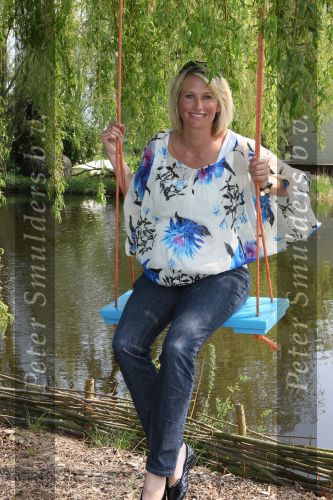 Molenaarsgraaf, 15 April 2009
Nieuw Lifestyle Magazine LIEF
Anouk Smulders zwanger op de schommel moet over een maand bevallen
Foto Peter Smulders BV