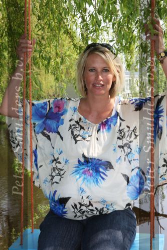 Molenaarsgraaf, 15 April 2009
Nieuw Lifestyle Magazine LIEF
Anouk Smulders zwanger op de schommel moet over een maand bevallen
Foto Peter Smulders BV