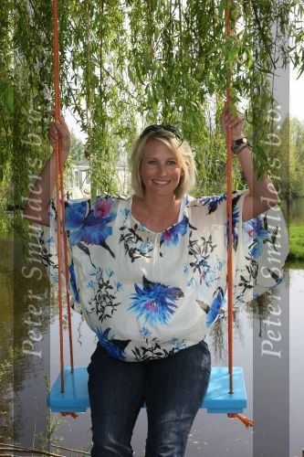 Molenaarsgraaf, 15 April 2009
Nieuw Lifestyle Magazine LIEF
Anouk Smulders zwanger op de schommel moet over een maand bevallen
Foto Peter Smulders BV