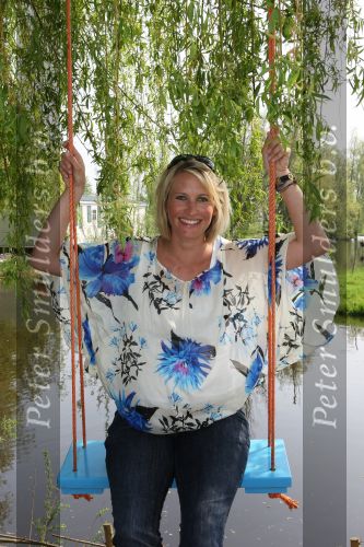 Molenaarsgraaf, 15 April 2009
Nieuw Lifestyle Magazine LIEF
Anouk Smulders zwanger op de schommel moet over een maand bevallen
Foto Peter Smulders BV