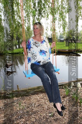 Molenaarsgraaf, 15 April 2009
Nieuw Lifestyle Magazine LIEF
Anouk Smulders zwanger op de schommel moet over een maand bevallen
Foto Peter Smulders BV