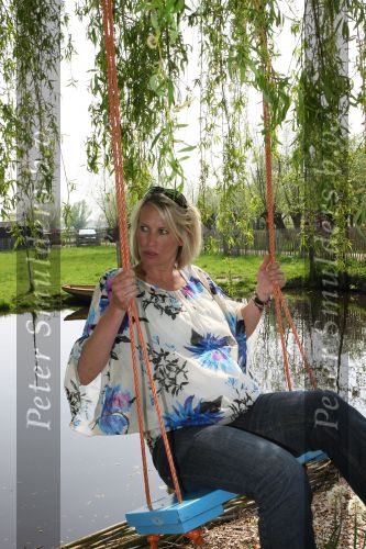 Molenaarsgraaf, 15 April 2009
Nieuw Lifestyle Magazine LIEF
Anouk Smulders zwanger op de schommel moet over een maand bevallen
Foto Peter Smulders BV