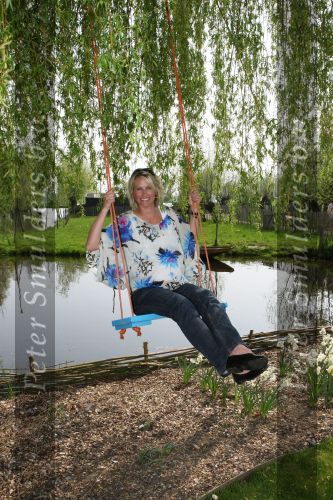 Molenaarsgraaf, 15 April 2009
Nieuw Lifestyle Magazine LIEF
Anouk Smulders zwanger op de schommel moet over een maand bevallen
Foto Peter Smulders BV