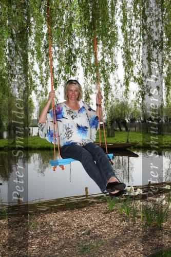 Molenaarsgraaf, 15 April 2009
Nieuw Lifestyle Magazine LIEF
Anouk Smulders zwanger op de schommel moet over een maand bevallen
Foto Peter Smulders BV