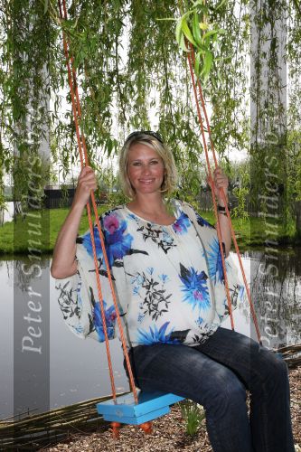 Molenaarsgraaf, 15 April 2009
Nieuw Lifestyle Magazine LIEF
Anouk Smulders zwanger op de schommel moet over een maand bevallen
Foto Peter Smulders BV
