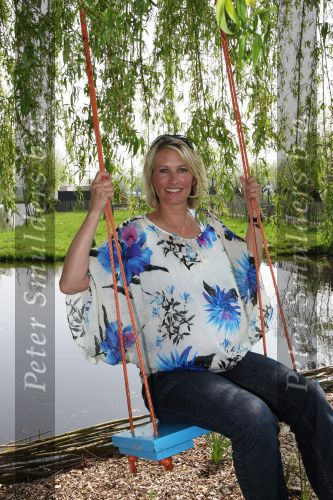 Molenaarsgraaf, 15 April 2009
Nieuw Lifestyle Magazine LIEF
Anouk Smulders zwanger op de schommel moet over een maand bevallen
Foto Peter Smulders BV