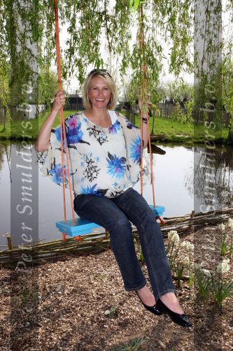 Molenaarsgraaf, 15 April 2009
Nieuw Lifestyle Magazine LIEF
Anouk Smulders zwanger op de schommel moet over een maand bevallen
Foto Peter Smulders BV